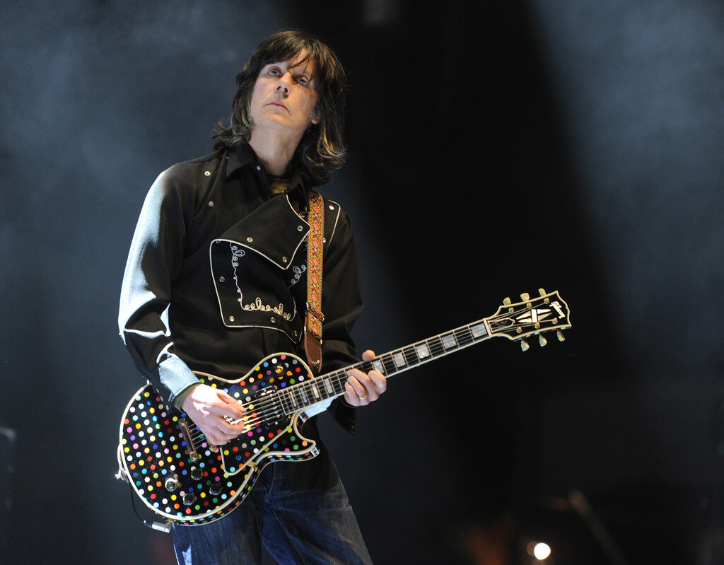 John squire. Джон сквайр. John Squire Stone Roses. Гитарист Happy Days Band. The Stone Roses John Squire Blazer Jacket.