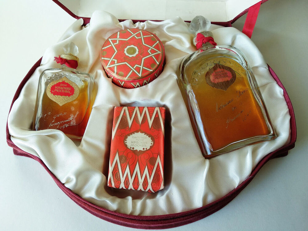 Набор «Красная Москва» завод Новая заря. Материал взят из свободного источника.