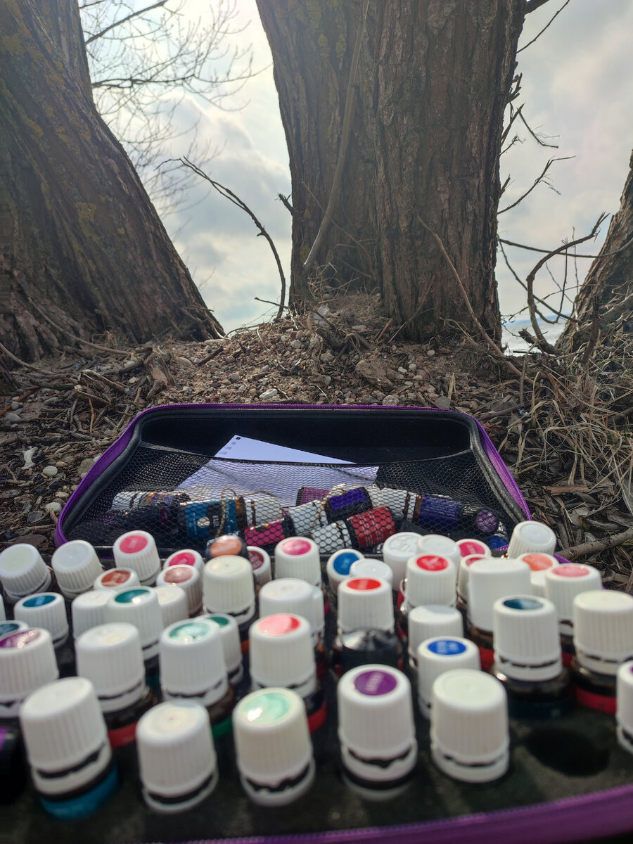  

 

 

Аромадиагностика

Что это такое?
Как она проходит?

«Диагностика» в переводе с греческого означает «способный распознавать». 

Это методика диагностирования человека с помощью натуральных эфирных масел через его обоняние. Похожей и более высокоточной диагностики еще никто не придумал!

Как проходит аромадиагностика?
В ходе тестирования пациент знакомится (прослушивает) более предложенное количество масел. И на его предпочтениях или отторжении запахов выстраивается аромакарта. Она и служит показателем нарушений или ресурсных состояний в работе различных органов и систем организма, степени устойчивости нервной системы и уровня психологического здоровья.

￼

После анализа арома-карты составляется программа коррекции психологического и физического состояния, основанная на применении 100% чистых терапевтических эфирных масел и препаратов с их содержанием.

Аромадиагностика является мощной корректирующей и очень комфортной психологически процедурой. Вдыхание 100% натуральных ароматов запускает механизмы саморегуляции и самовосстановления (вспомните Ваше самочувствие после прогулки в чистом месте на природе, где воздух насыщен натуральными ароматами!) В результате улучшаются общее самочувствие и настроение, снимаются стресс и внутреннее напряжение, чувствуется прилив сил.


С физиологической точки зрения, эфирные масла могут показать первопричину того или иного заболевания. Например, отрицание эфирного масла Тимьяна может указывать на наличие страхов. Страхи являются причиной пиелонифритов, мочекаменной болезни. Задача специалиста — на основании арома-теста создать композицию из масел, которая поможет вывести страхи, укрепить физическое тело, дать опору.


Этот метод позволяет копнуть глубже, чем другие диагностические способы, ведь в процессе прослушивания эфирных масел Вы делаете выбор своим обонянием — нравится-не нравится. На Ваш нос не влияет ничье мнение и Вы не знаете, что это за аромат (метод слепого прослушивания). Все, что у Вас есть — это искренний выбор, отклик души -  и все! 