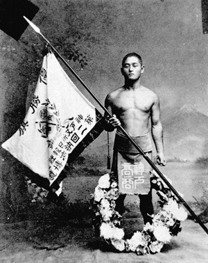 Хиса Такума в 20 лет после победы в студенческом турнире по сумо в Кобэ в 1915 году