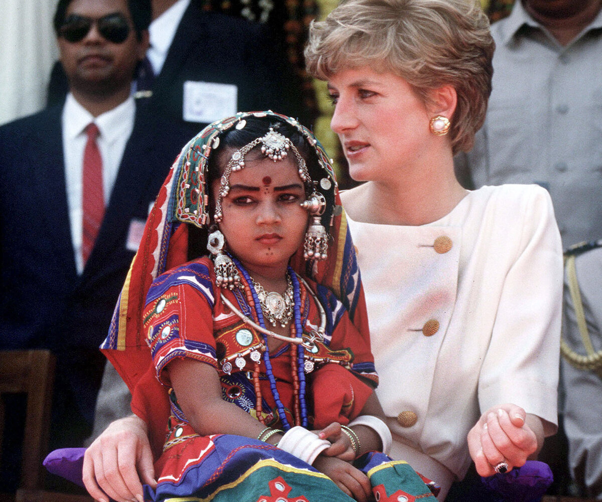 

Во время посещения Дианой школы в Хайдарабаде девочка исполнила для принцессы традиционный танец. Постановщицей выступления детей для высоких гостей была мама Аванти, Джапамала Рани. Диана была тотально очарована малышкой с того момента, как увидела ее.

«Я была там младше всех. Мы станцевали танец племени, а потом Диана увидела, что я сижу на земле, и подняла меня - вспоминает Аванти. — Она спросила, как меня зовут, я ответила, рассказала, где учусь. У меня была простуда, поэтому она вытерла мне нос своим носовым платком».

Принцесса усадила малышку Аванти Редди к себе на колени, крепко обнимала ее и не хотела отпускать. «Я очень хорошо помню ее энергетику, она вела себя как мать. Она сказала мне: "У меня нет дочери, так что теперь ты моя доченька", — вспоминает выросшая Аванти.

После отъезда принцесса Уэльская и девочка несколько лет переписывались. Также семье Редди пришла особая королевская почта: Диана распечатала ставшую знаменитой фотографию, где Аванти сидит у нее на коленях, и сопроводила ее памятной подписью. Семья хранит этот снимок как реликвию. 

Диана и Аванти планировали встретиться и в 1997 году назначили встречу в Европе. Диана подготовила все, чтобы повидать «доченьку», когда узнала, что девочка едет в Бельгию на танцевальный фестиваль. Однако буквально накануне встречи, 31 августа, пришла страшная весть: леди Ди погибла в автокатастрофе во Франции. 

Становясь старше, Аванти Редди все больше узнавала о жизни и делах принцессы Дианы, и понимала, какую удивительную встречу даровала ей судьба.

Сегодня ей за 30, и она так же, как ее мать, получила образование педагога по танцам. Часто перебирает вырезки о индийском визите Дианы и Чарльза, которые хранятся в доме ее родителей в особой папке, и мечтает поставить танец для внуков леди Ди. Ее личная жизнь, увы, не сложилась — в 2017 году Аванти потеряла свою маленькую дочку, и с тех пор посвятила себя работе. 