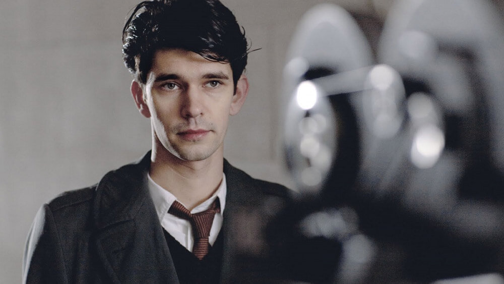 Одну из главных ролей в сериале играет актер Бен Уишоу. Недавно он снялся в еще одном хорошем мини-сериале «Будет больно» (вышел в 2021 году). Рекомендуем к просмотру!