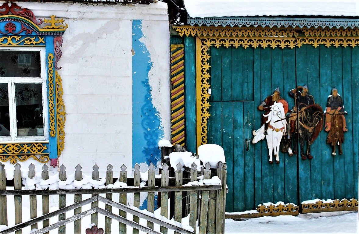 Дом Лаптева с богатырями. Арамиль