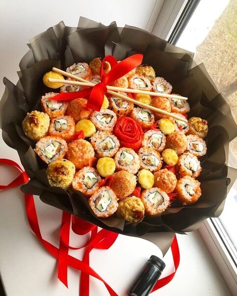 Если вы хотите подарить что-то девушке, которая любит Японскую кухню🍱, то отличным подарком будет букет из роллов, который можно смастерить своими руками). 