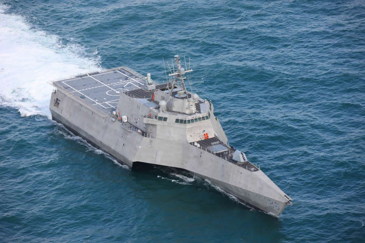 этот уже с крыльями. Источник https://cont.ws/uploads/pic/2022/5/USS-Mobile-LCS26-Independence-class-Littoral-Combat-Ship-Austal.jpg