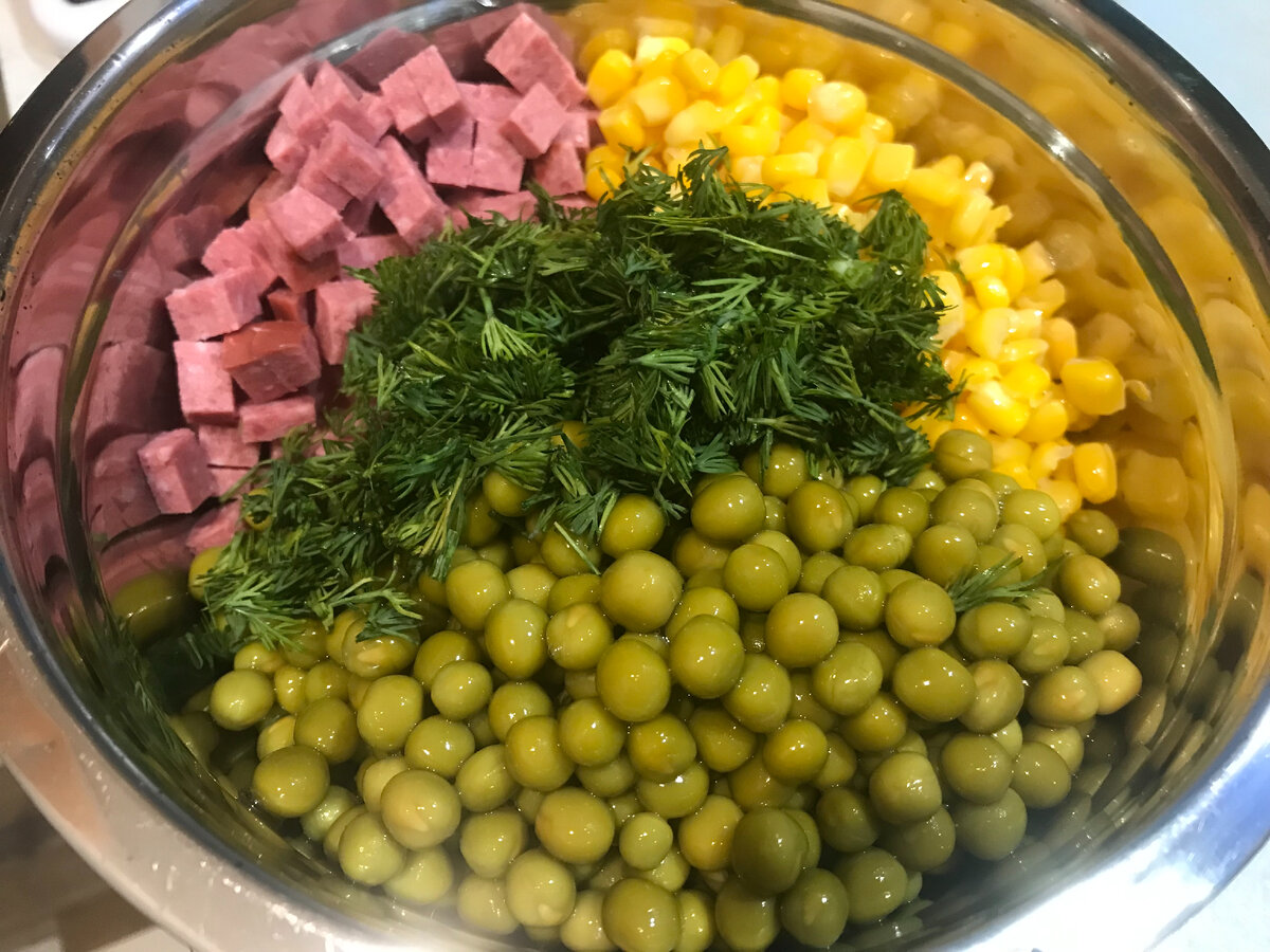 Простой салат с колбасой, кукурузой и зеленым горошком Еда, как хобби Дзен