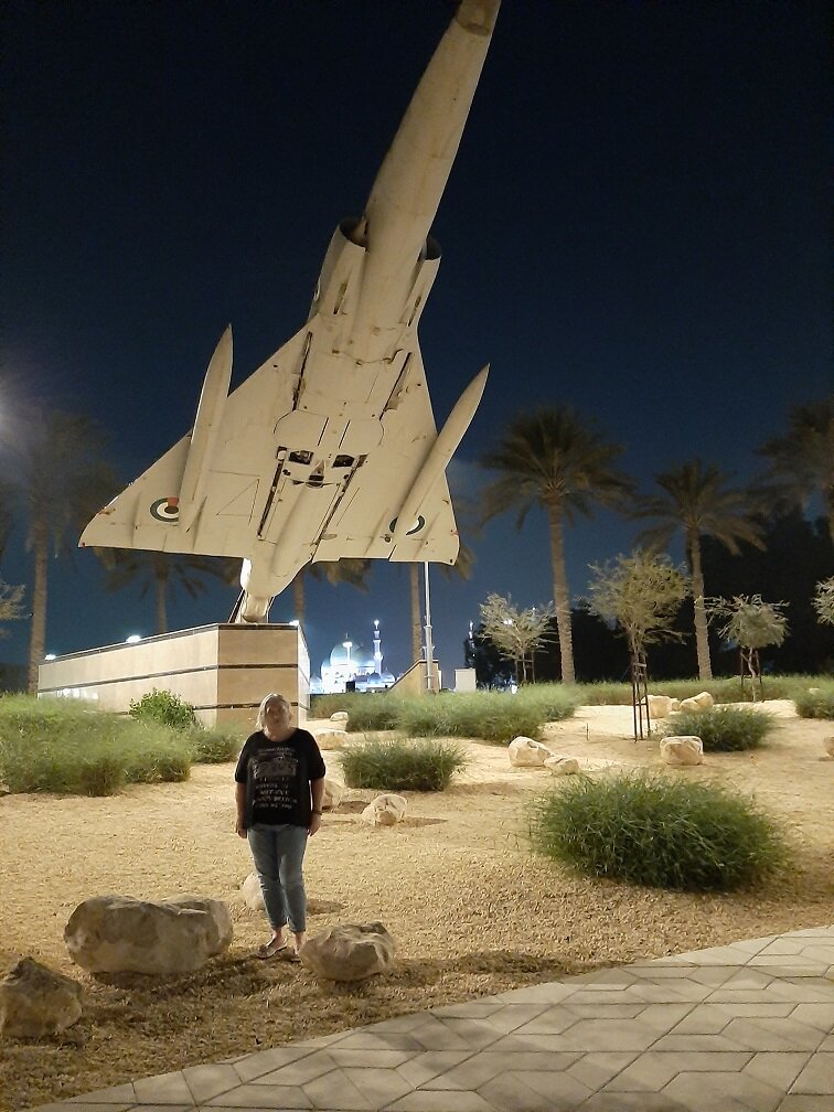 Мечеть светиться  на заднем фоне