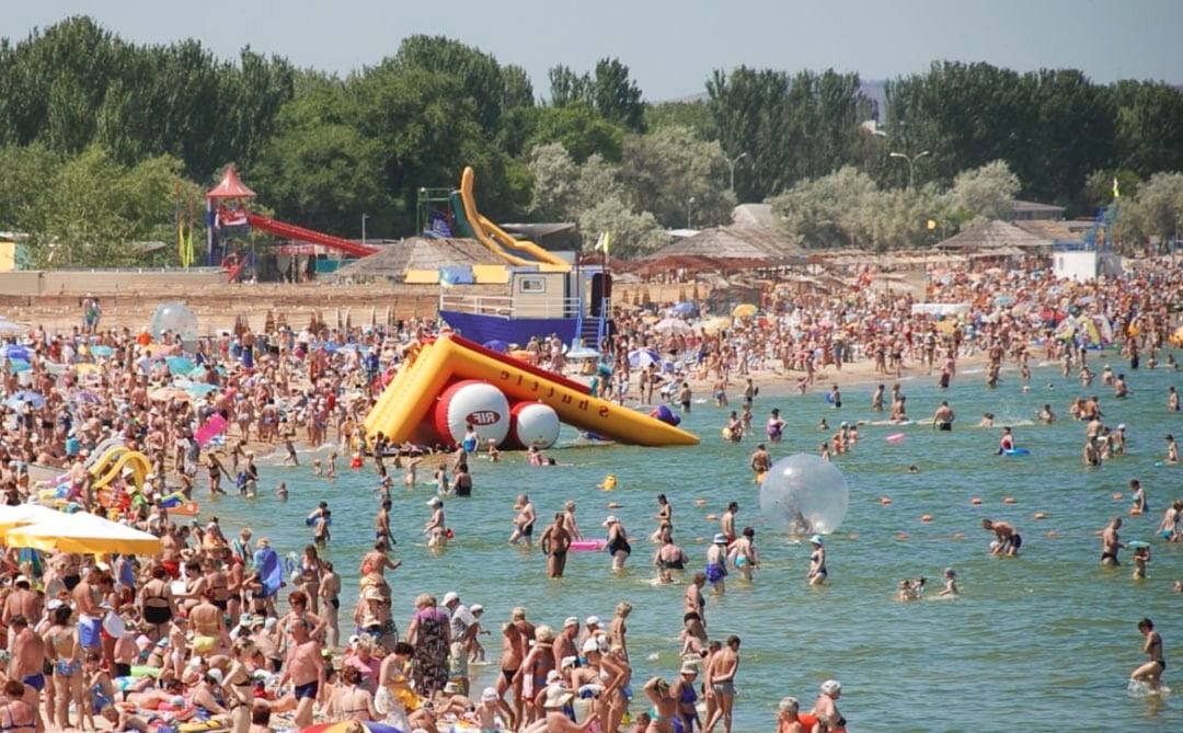 Центральный пляж. Людей очень много