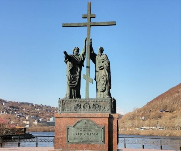    В Петропавловске-Камчатском установлен памятник святым апостолам Петру и Павлу. Фото: Никита Чудин