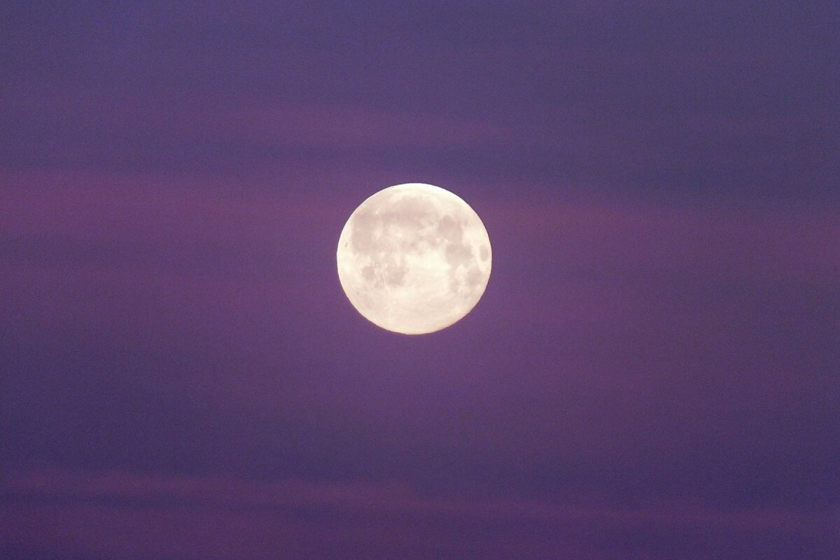 Полная Луна появится над горизонтом после девяти вечера.  Фото: Victor Lisitsyn, Виктор Лисицын / Global Look Press / globallookpress.com