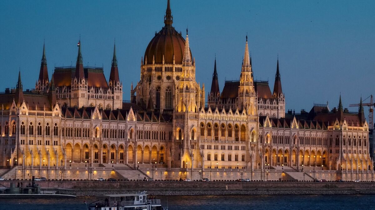    Здание венгерского парламента на берегу Дуная в Будапеште© РИА Новости / Алексей Даничев