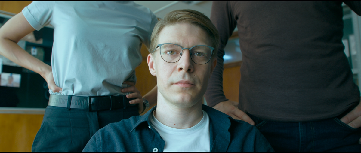 Кадр из сериала Оффлайн (2022)