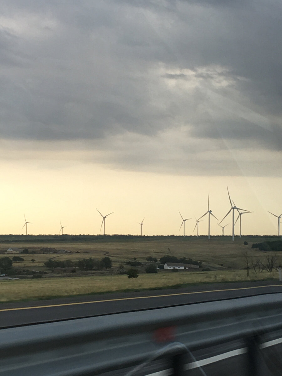 Ветряки в Каменске-Шахтинском. В Европе они повсюду, но я не помню, чтобы видела их где-то у нас. Несмотря на величественные фото и захватывающие репортажи BBC, доля ветрогенераторов в общем потреблении электроэнергии в мире не дотягивает даже до одного процента. Но экологисты продолжают популяризацию.