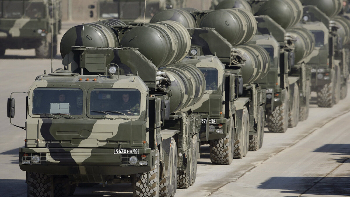    % Пусковые установки ЗРК С-400© РИА Новости . Антон Денисов