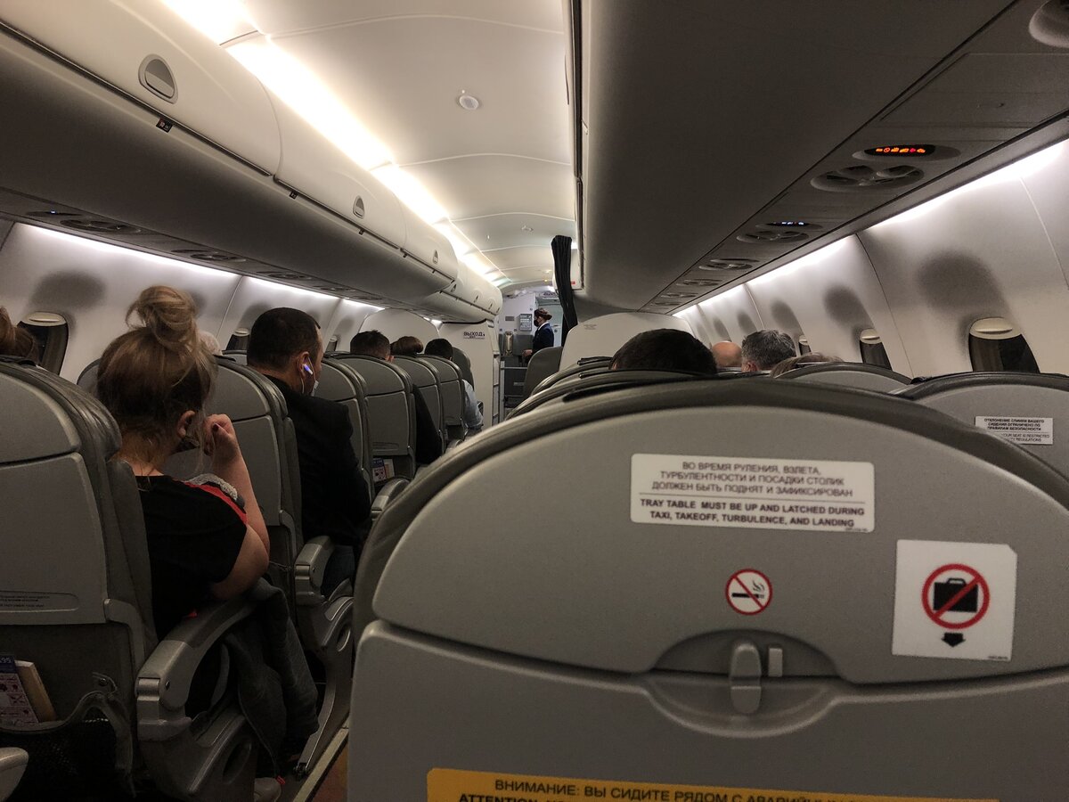 Сидел с краю, потому что сидеть у окна страшно. 