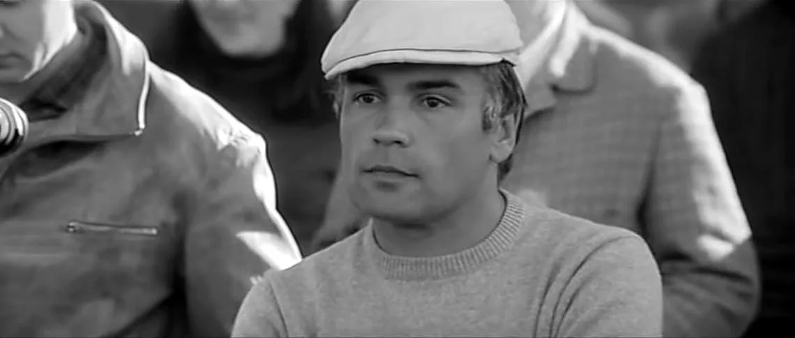 Юрий Клепиков  скончался 1 ноября 2021 года на 87-м году жизни. На этой фотографии он в роли режиссера в фильме Глеба Панфилова "Начало". Одна из трех его и актерских работ. 