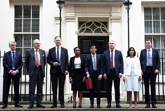 Риши Сунак (четвёртый справа) в окружении своих коллег. Фотография из открытого источника. 