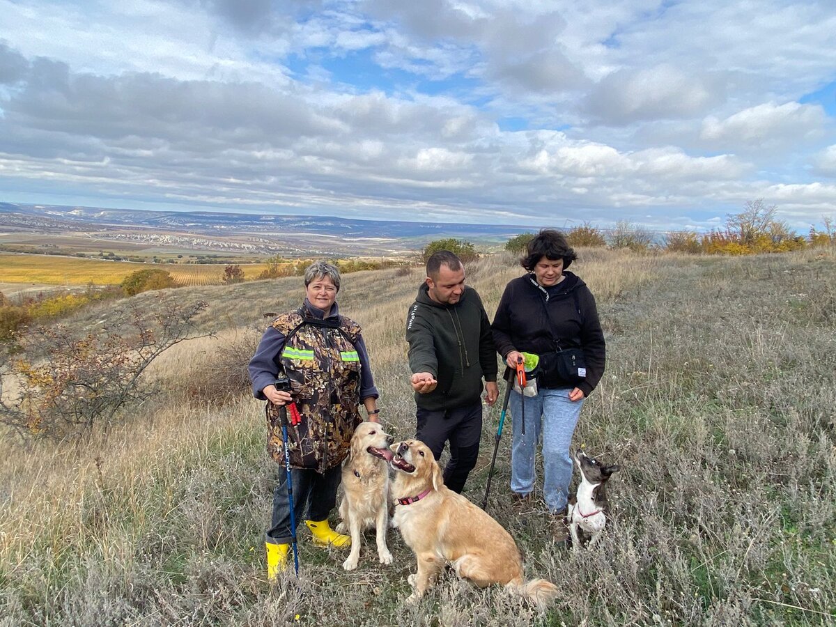Наша скромная компания. Эдик снимает, а Кики с хозяйкой Ксюшей, Машей и Ванюшкой  где-то гуляют