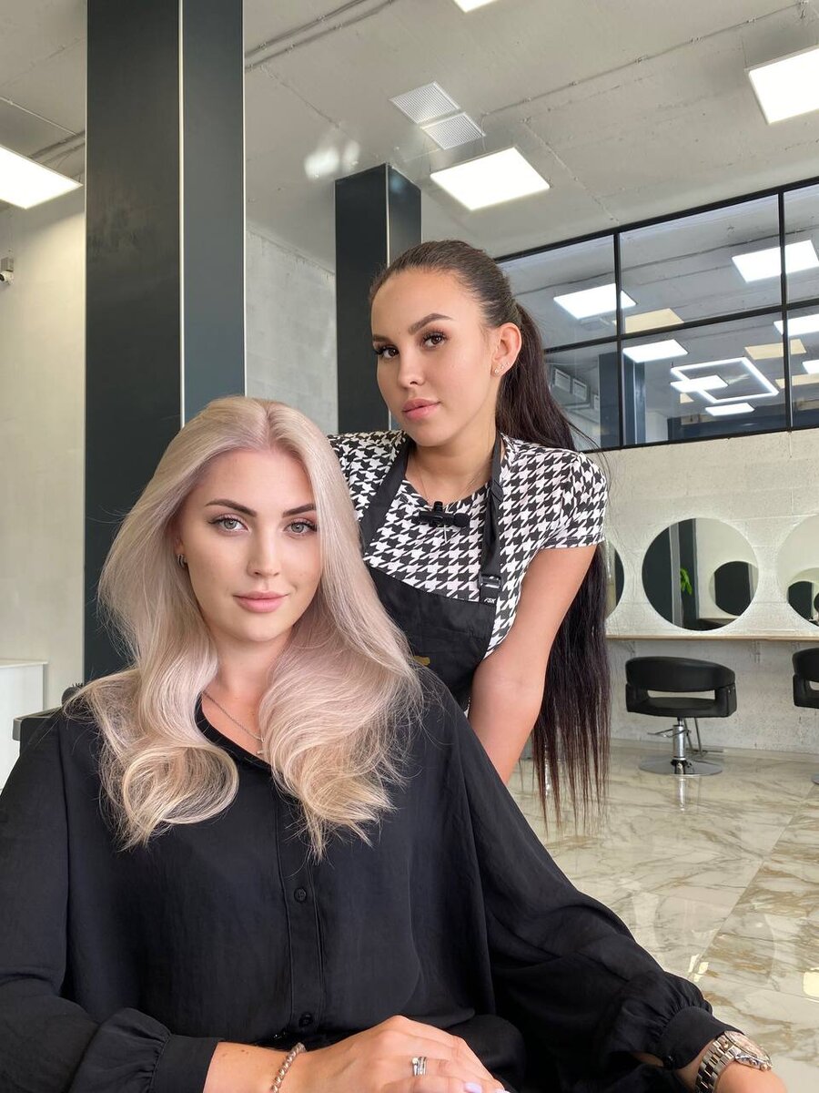 Здравствуйте! Я Алеся Теперикова, топовый колорист России, эксперт по работе со сложными случаями в окрашиваниях, автор книги "Смывки из черного за один день без порошка". 