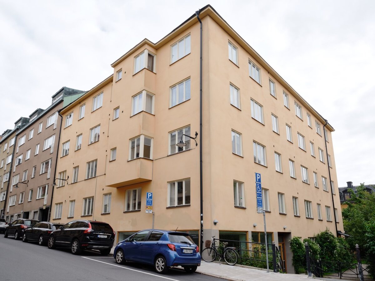 Так выглядит дом, где располагается квартира. Он построен в 1941 году. Самое здание и инженерные сети — в идеальном состоянии. За последние десять лет здесь заменили всё — от окон (да, это входит в капремонт) до кровли и отопительной системы