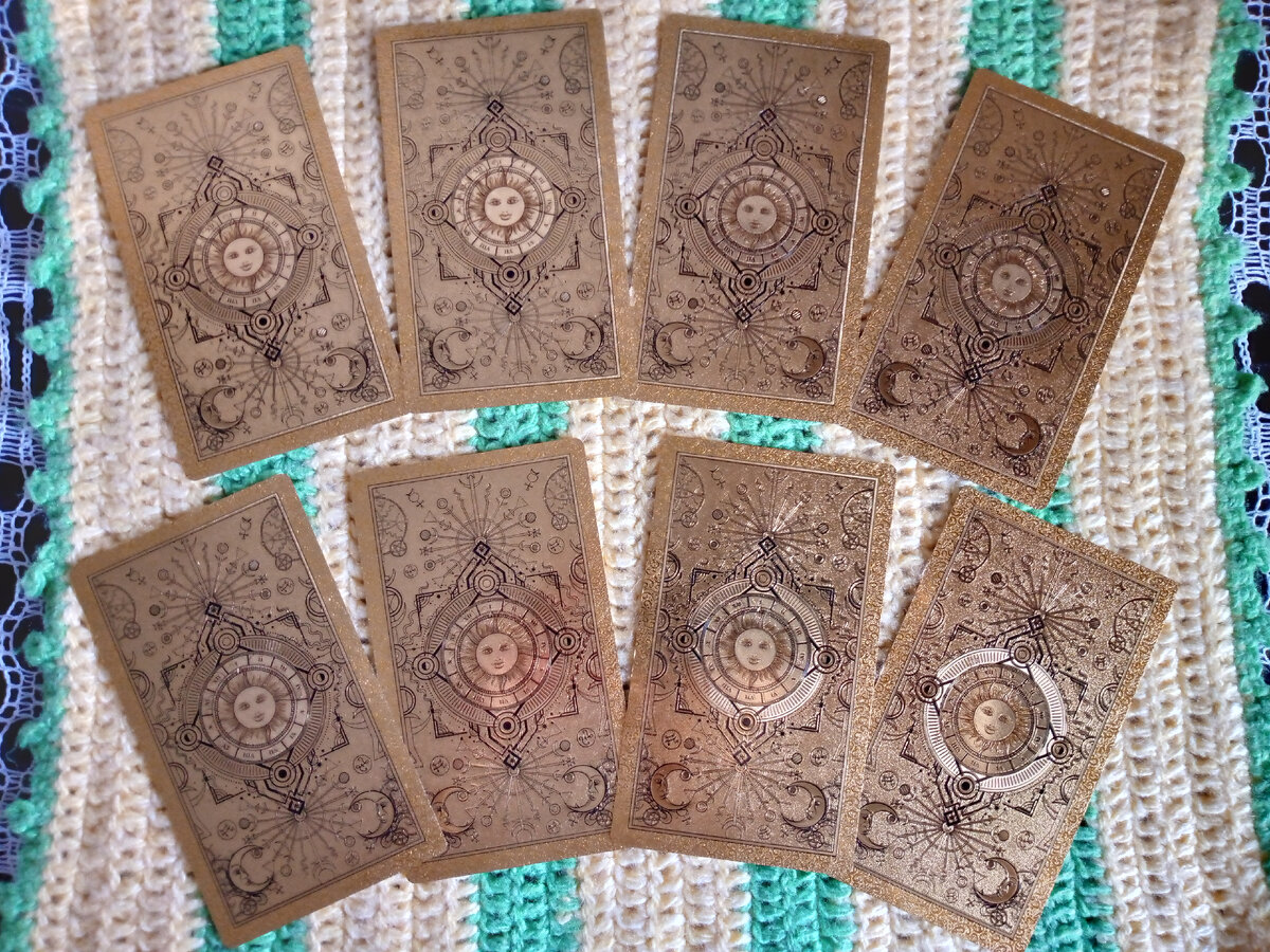 Восемь закрытых вариантов прогноза. Выбирайте свой слева-направо: верхний ряд- позиции 1-4, нижний ряд- позиции 5-8. Фото автора