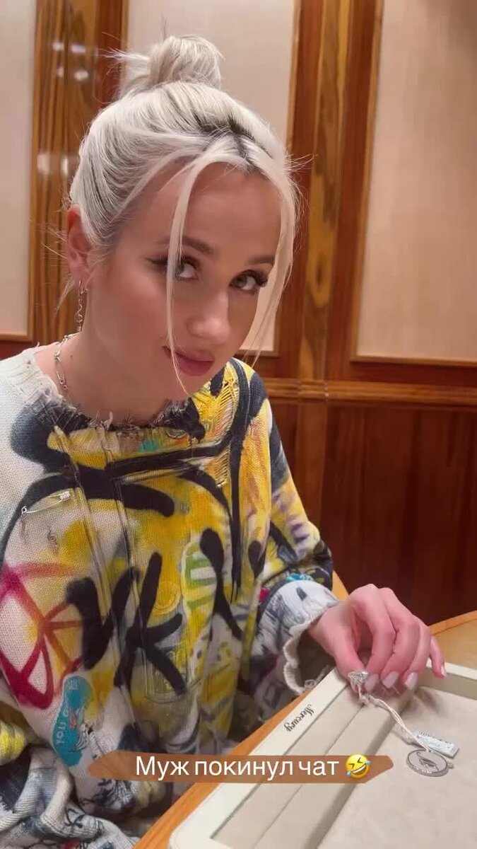    Клава Кока выбирает обручальное кольцо Видео: Инстаграм (запрещен в РФ) / @klavacoca