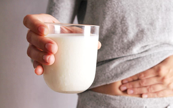 Дискомфорт и спазмы в животе, урчание, вздутие и диарея после употребления молочных продуктов — такими симптомами проявляется непереносимость лактозы.