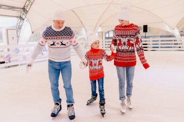    Семья на катке Abrau Light. Фото: Центр туризма Абрау-Дюрсо