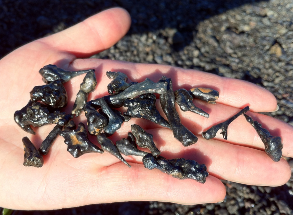 Слёзы Пеле, вулкан Килауэа, остров Гавайи (фото: wikipedia/commons/f/fd/Book-Hawaii-Vtorov-peletears.jpg)