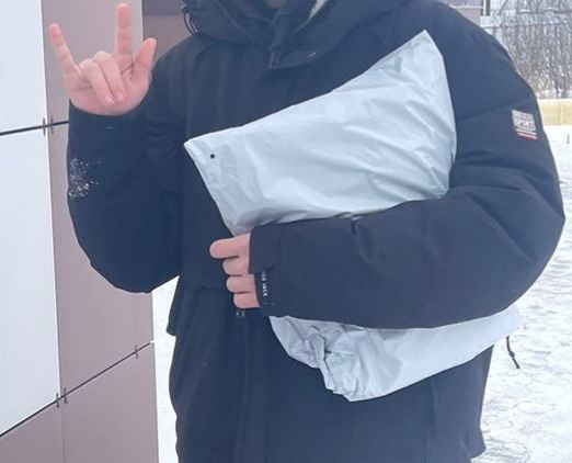 Даниил забрал подарок на почте. Не желает показывать лицо) Уважаю, не настаиваю. 🙂