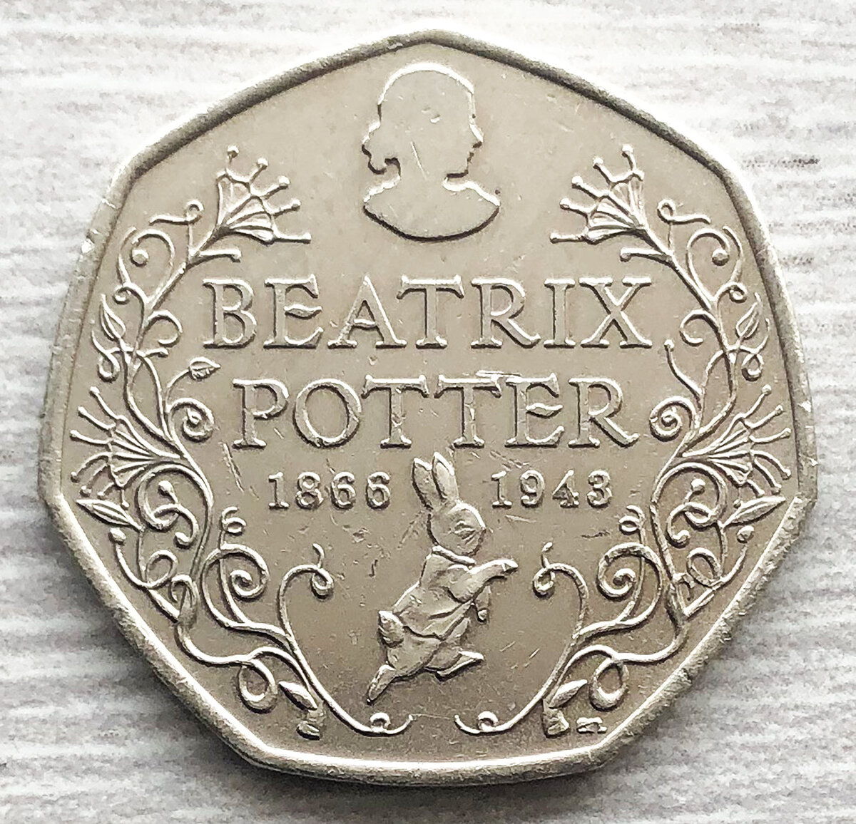 Великобритания 50 пенсов 2016 Беатрикс Поттер автор кролика Питера.