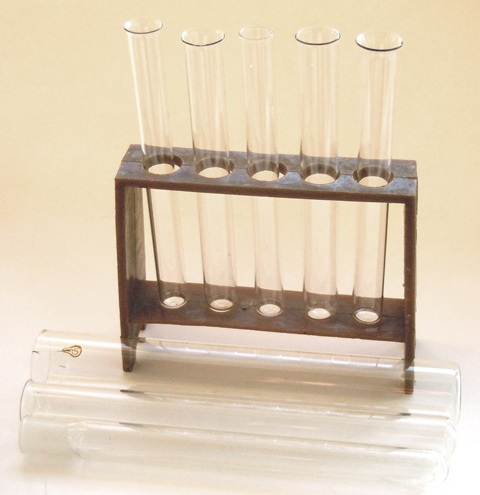 Разного размера пробирки и штатив