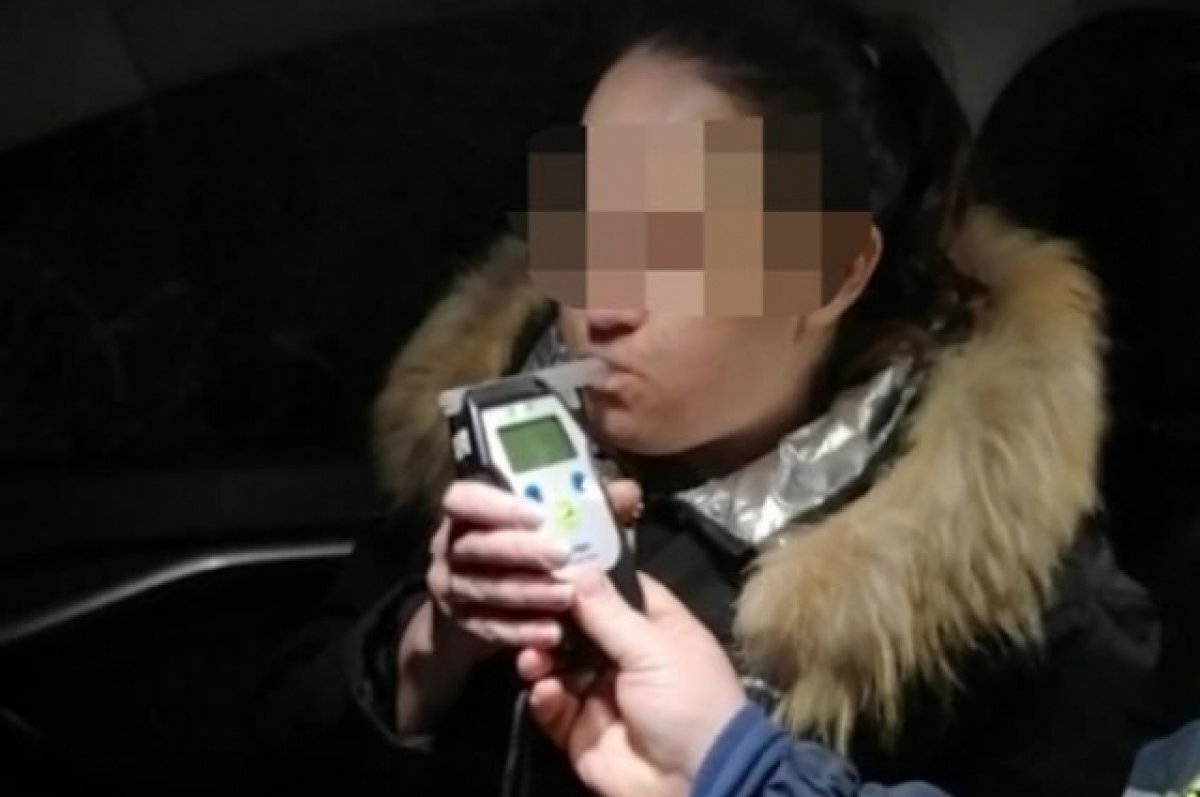    Тюменка начала новый год с фотосессии с алкотестером