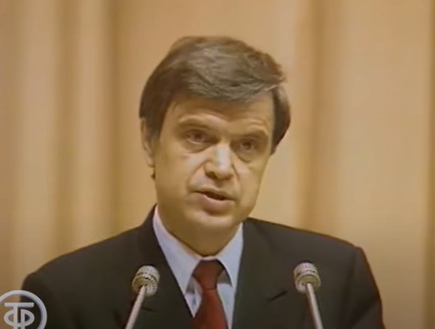 Руслан Имранович Хасбулатов (22 ноября 1942, Грозный - 3 января 2023, Можайский район, Московская область) - политический деятель, последний председатель Верховного Совета РСФСР. // На фото: Руслан Хасбулатов 19 сентября 1993 года, скриншот видео. 