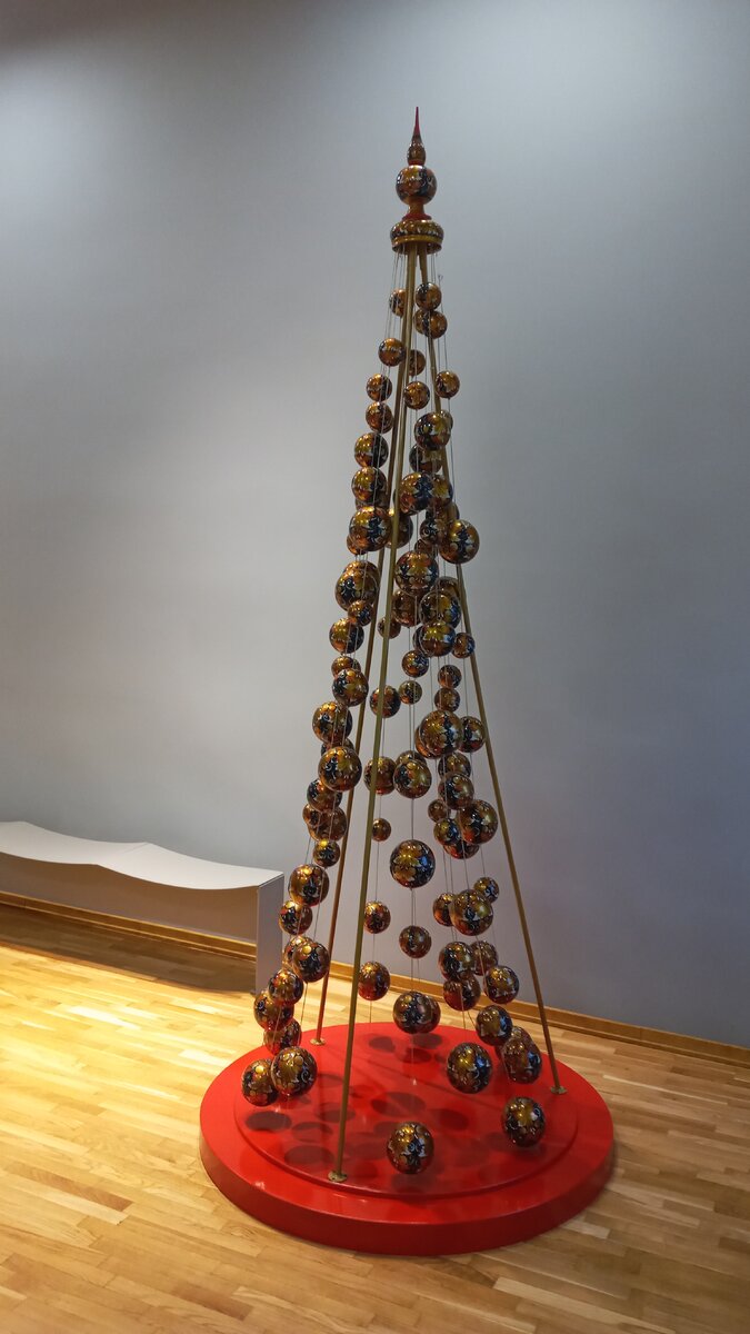 Фото из личного архива автора. Новогодняя ёлочка в фойе в духе от символизма к авангарду))