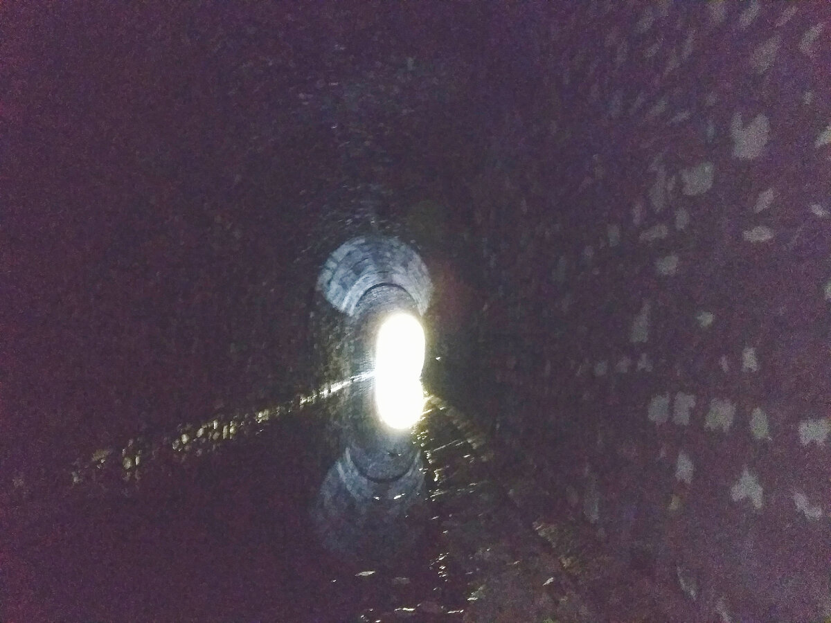 Затопленный Восточный вход. Своды отражаются в стоящей на земле воде.