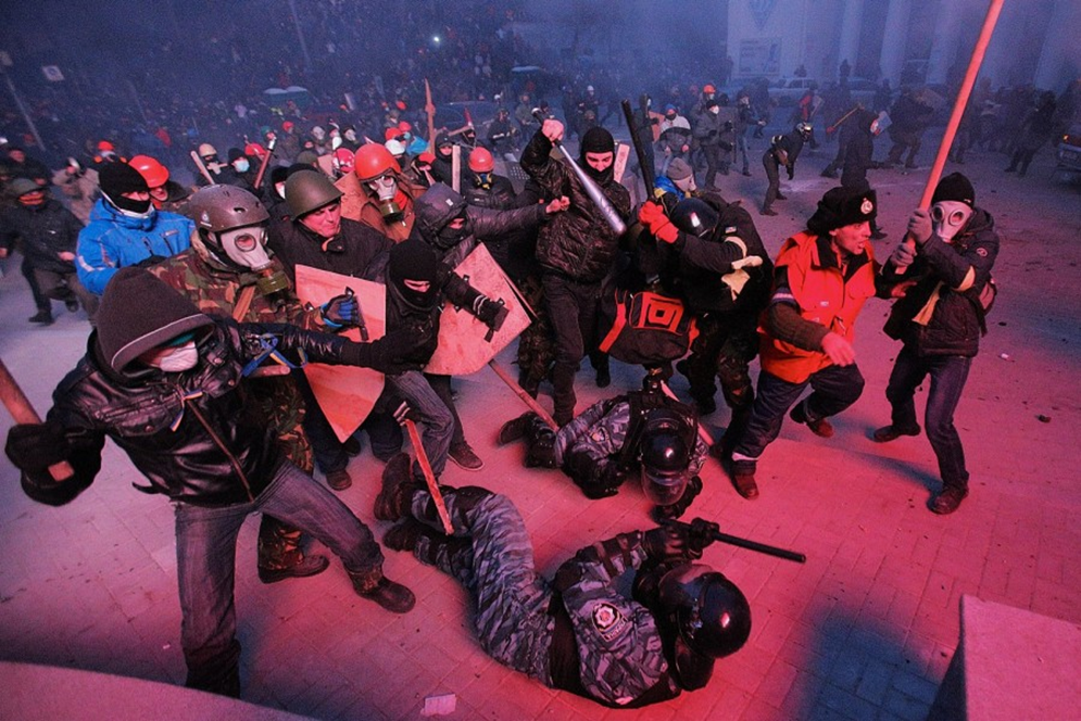 Вот так выглядят «Мирные протестующие-сторонники европейского выбора» .


