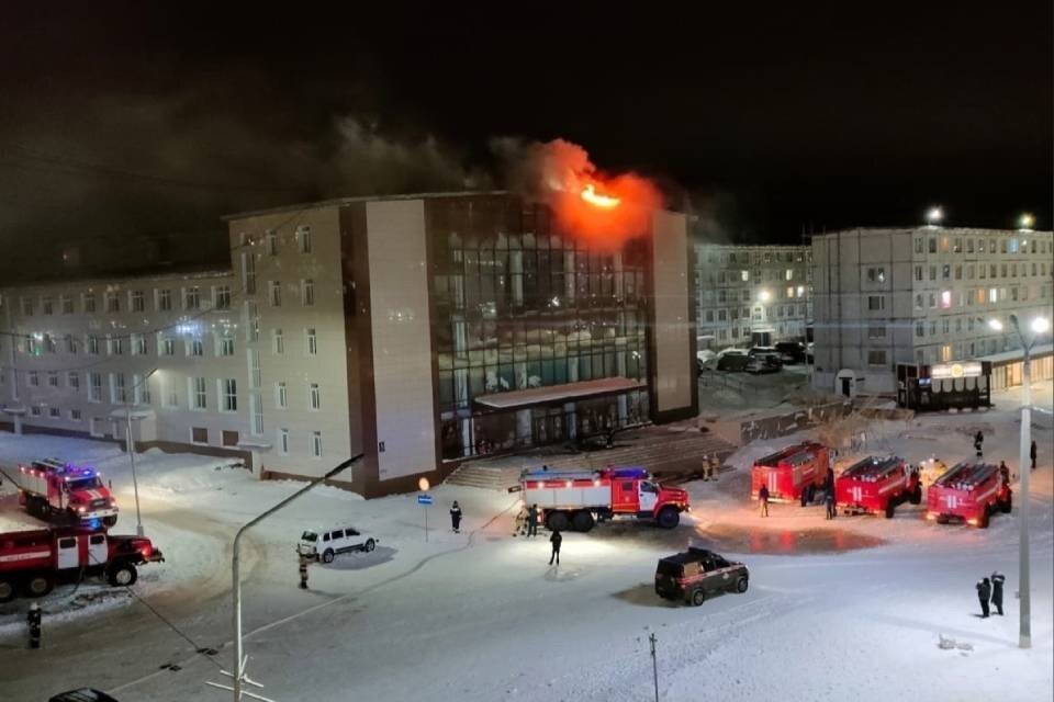     Огонь видно на крыше Дома творчества. Фото: Михаил Бурунов/vk.com/thezato