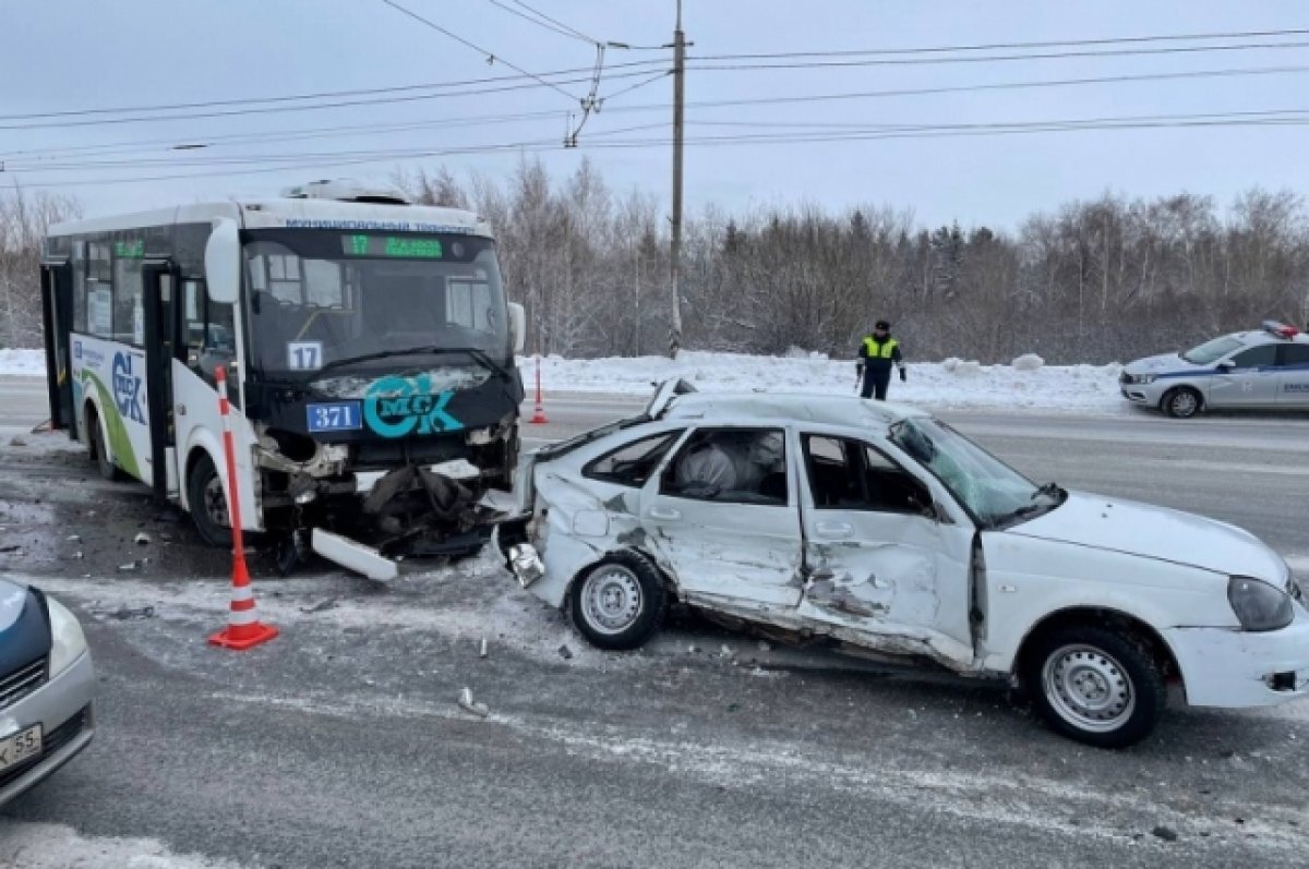    В ДТП с автобусом у Парка Победы в Омске пострадали четыре человека
