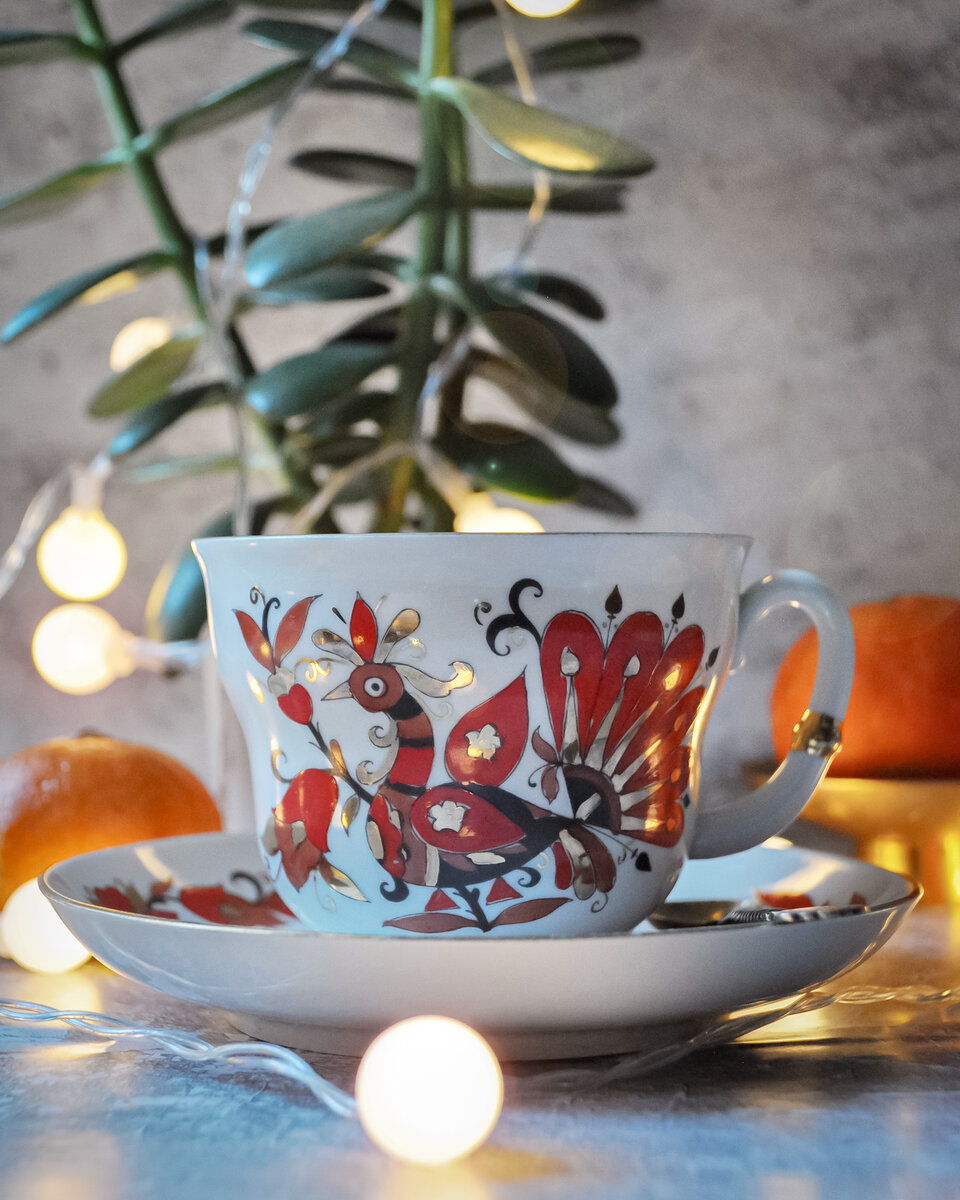 Чайная пара «Птица Феникс и красный конь» («Народные мотивы»), конец 1980-середина 1990 гг., ЛФЗ. Автор формы Нина Павловна Славина, автор росписи Лина Георгиевна Леввович