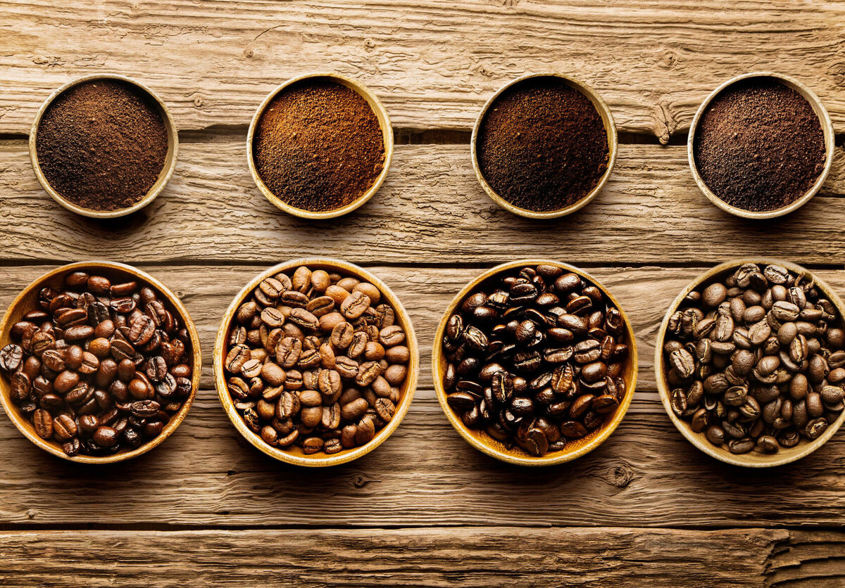 История заваривания кофе Кофеварки имеют долгую и разнообразную историю. Первая кофемашина была изобретена недалеко от Дюссельдорфа в начале 19 века немецким изобретателем Францем Ксавером. Эта машина, получившая название «Дриполятор», капает горячей водой на молотые кофейные зерна. Затем кофе собирается в кастрюлю внизу.

История кофе включает в себя еще один важный спор, например, о том, как и где готовятся кофейные зерна; еще один пример страсти к кофе. Эти интеллектуальные дебаты идеально подходят для напитка, известного своими провокационными идеями. История кофеен как мест для свободного обмена идеями и политического диалога в Османской империи в 16 веке хорошо документирована.

Из чего сделан кофе?
Кофе — напиток, приготовленный из обжаренных и измельченных семян тропического вечнозеленого кофейного растения, произрастающего в Африке. Кофе входит в тройку самых популярных напитков в мире (после воды и чая) и является одним из самых прибыльных международных товаров. Хотя кофе является основой бесчисленных напитков, его популярность во многом обусловлена ​​освежающим эффектом кофеина, алкалоида, содержащегося в кофе.