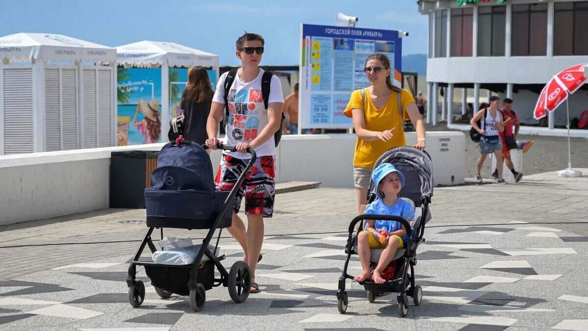    Семья с детьми© РИА Новости / Нина Зотина