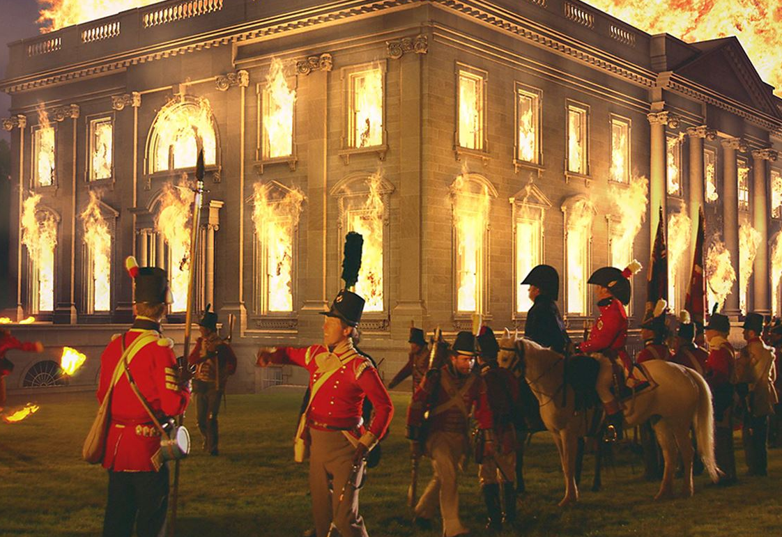 Догорающий Белый дом в оккупированном англичанами Вашингтоне в 1814 году