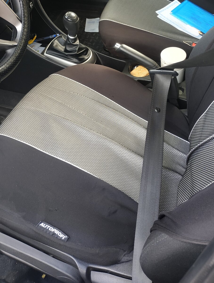 Если садиться поверх пристёгнутого ремня, то при ДТП этот ремень будет только быстрее толкать водителя навстречу вылетающей подушки безопасности