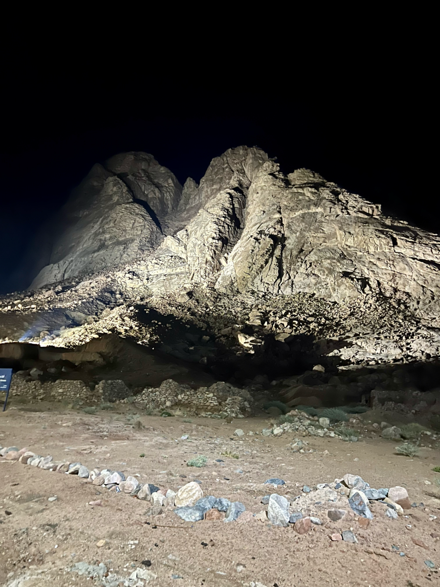 В окрестностях гор и монастыря скалы подсвечены