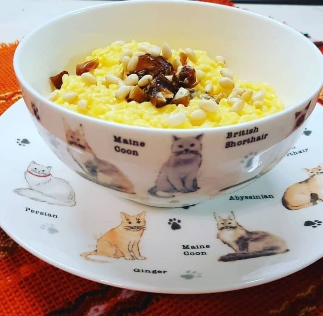 Пшённая каша с кедровыми орешками и кусочками фиников