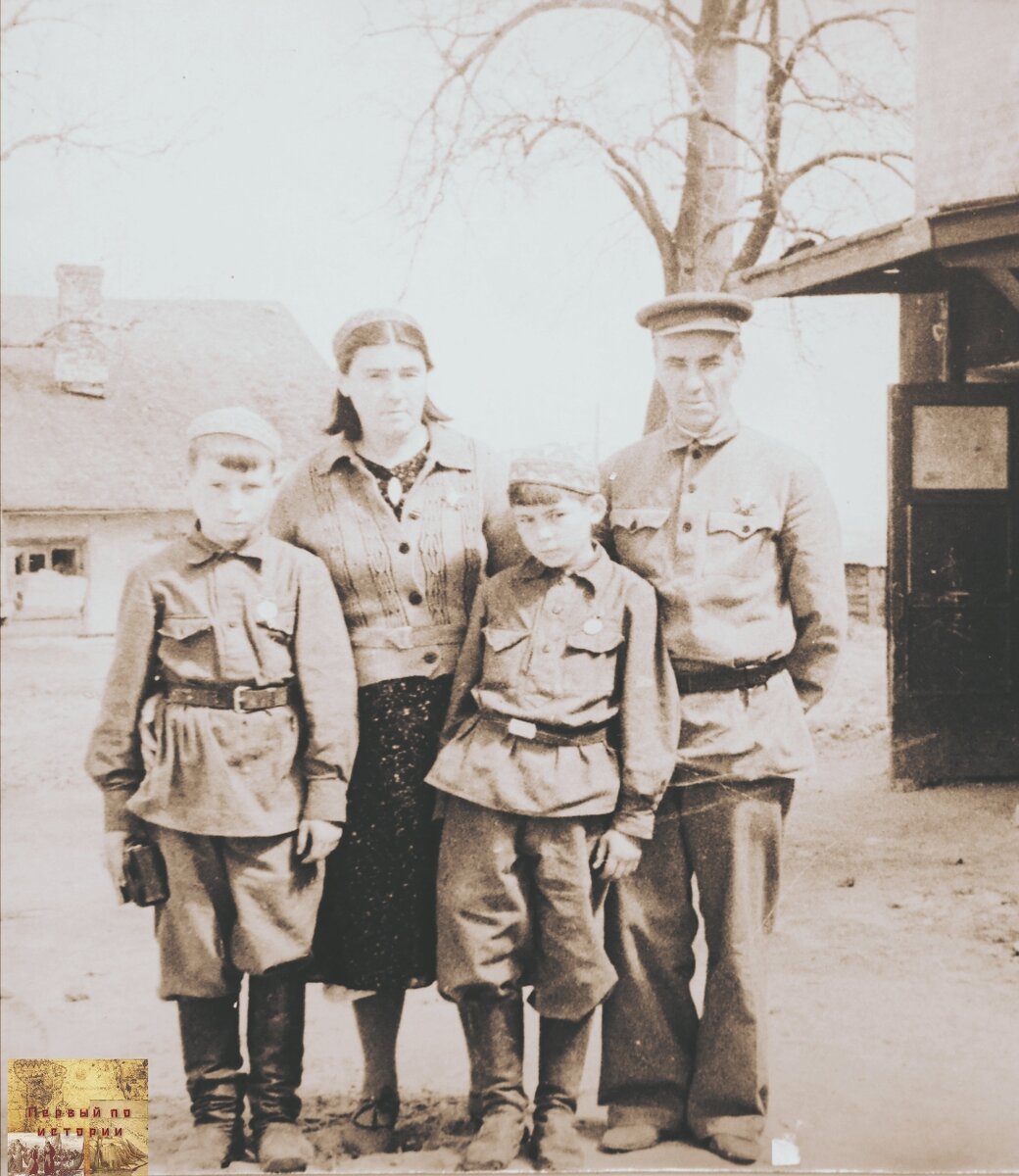 Любовь Васильевна и Фёдор Иванович Горшковы с сыновьями