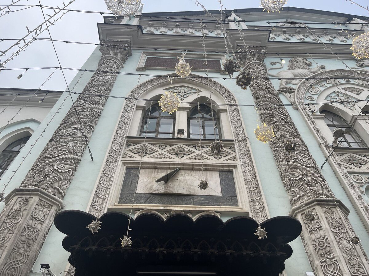 В фасад также встроены старые солнечные часы и каменные плиты.