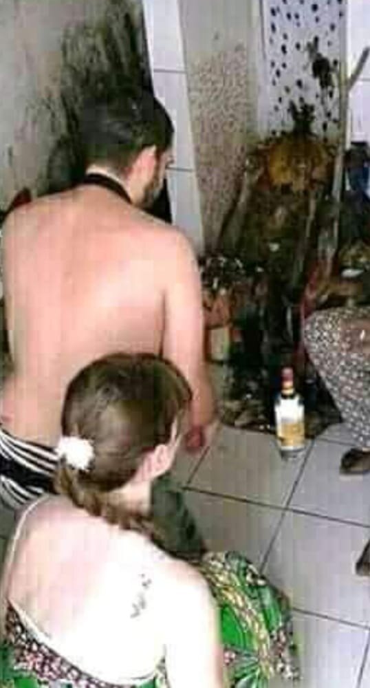 Пара европейцев на приеме у колдуна вуду.