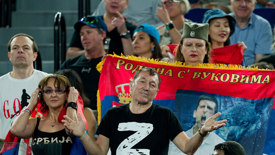 Тот самый серб Зоран, с символикой на трибуне.  фото: картинки  яндекса.